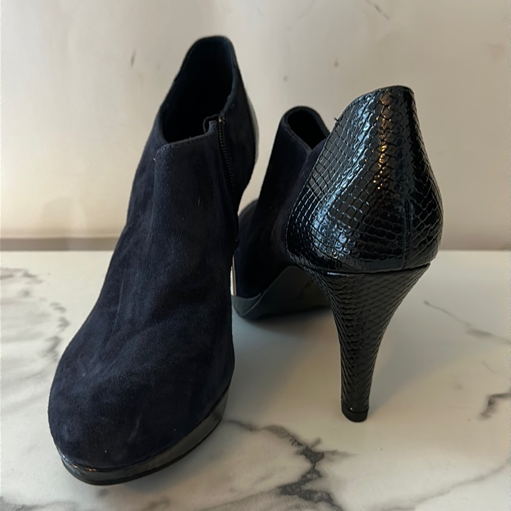 New- Bandolino deep blue heels